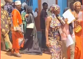 Afflux à Labé pour les extraits de naissance biométriques : une attente interminable qui exaspère les citoyens