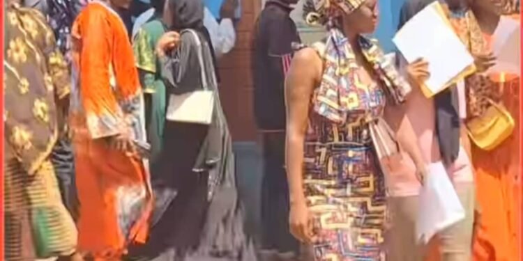 Afflux à Labé pour les extraits de naissance biométriques : une attente interminable qui exaspère les citoyens