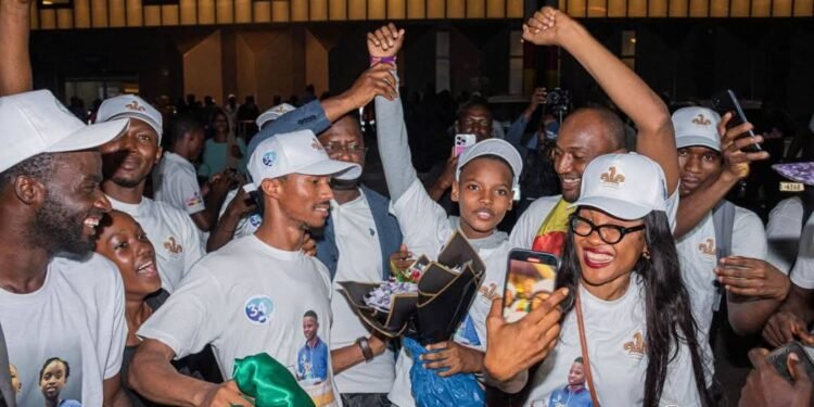Accueil triomphal à Conakry pour deux jeunes champions guinéens du concours international de dictée au Canada