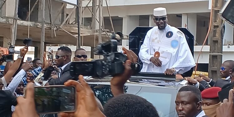 Le général Mamadi Doumbouya dépose officiellement sa candidature à la présidentielle du 28 décembre 2025