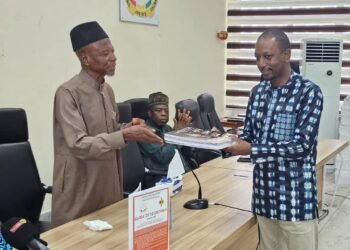 Guinée : Le CNT remet 5.000 exemplaires du Guide de la Légistique aux Archives Nationales