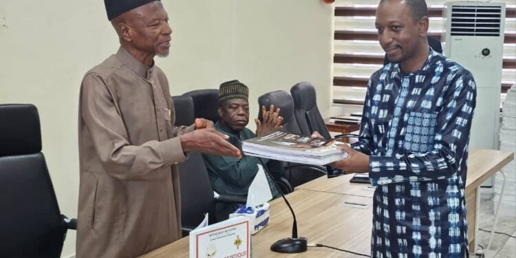 Guinée : Le CNT remet 5.000 exemplaires du Guide de la Légistique aux Archives Nationales