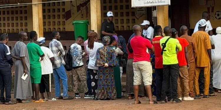 Élection présidentielle en Guinée : Une forte mobilisation des citoyens dès l’ouverture des bureaux de vote