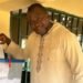 Abdoulaye Barry accomplit son devoir civique à Ratoma et appelle à l’unité nationale