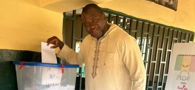 Abdoulaye Barry accomplit son devoir civique à Ratoma et appelle à l’unité nationale
