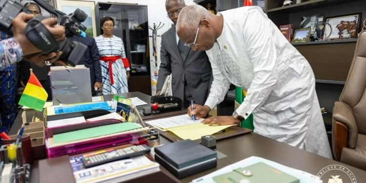 Bah Oury officiellement installé Premier ministre : une nouvelle phase de gouvernance s’ouvre en Guinée