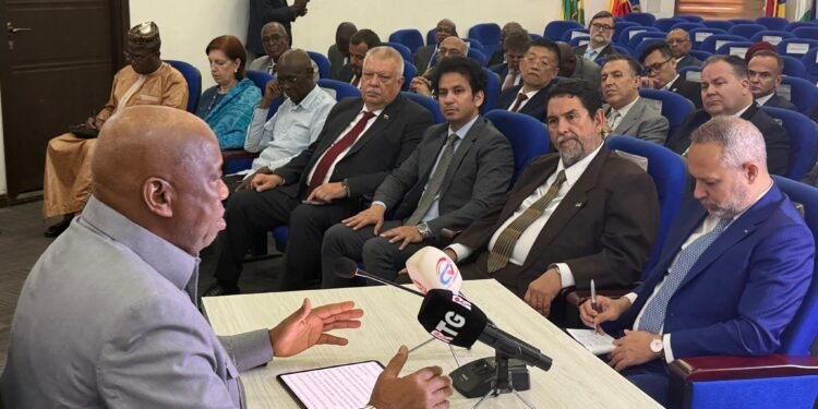 Dissolution de partis politiques : Dr Morissanda Kouyaté éclaire le corps diplomatique sur les raisons de la décision